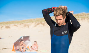 Surfer Alex Tesch hält seinen Rücken mit dem COVEMO® fit.